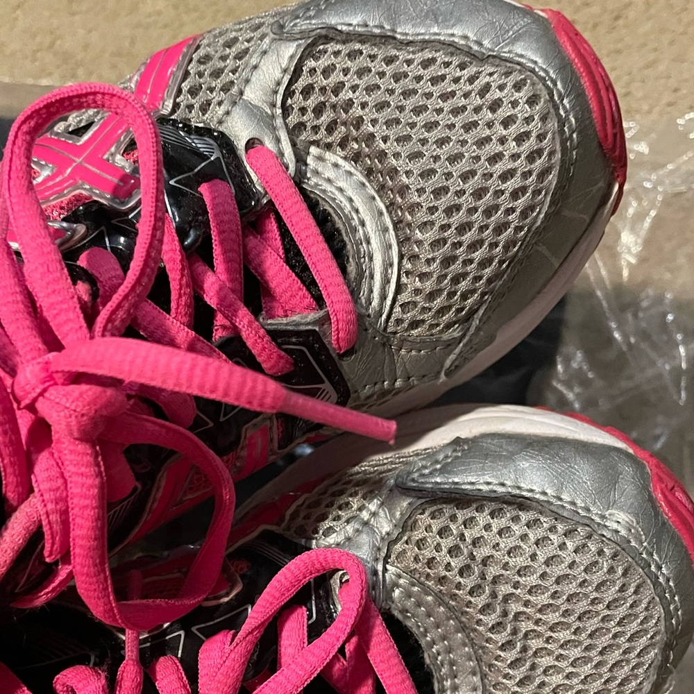 ๐ 5 for $25 ASICS pink and black running shoe - Picture 7 of 7